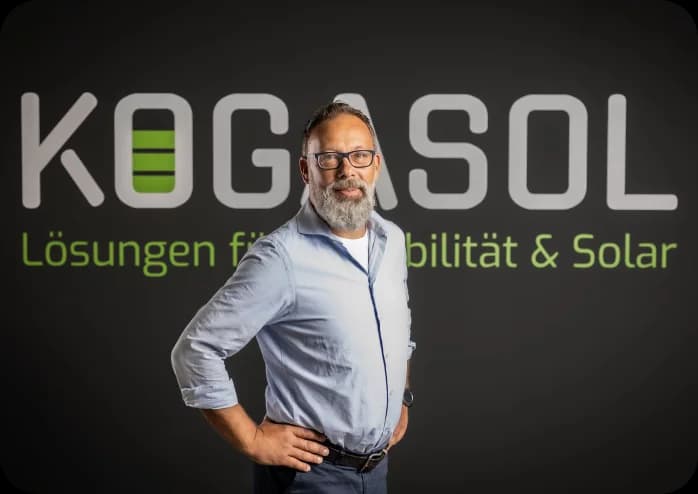 Vertreter von Kogasol vor dem Firmenlogo